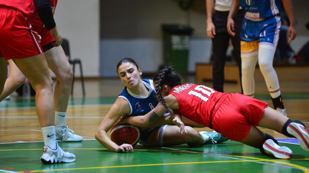 María Romero (8), peleando un balón durante un partido de la pasada temporada.