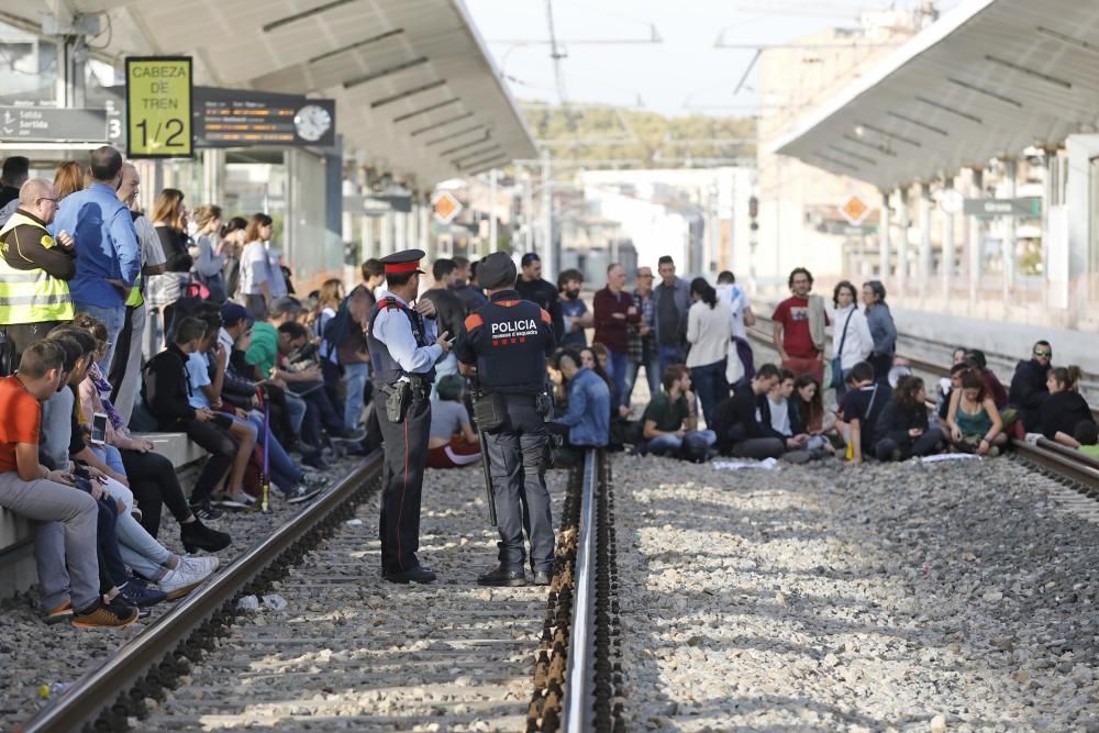 Tallen les vies a l''estació de Girona en protesta pels "presos polítics"