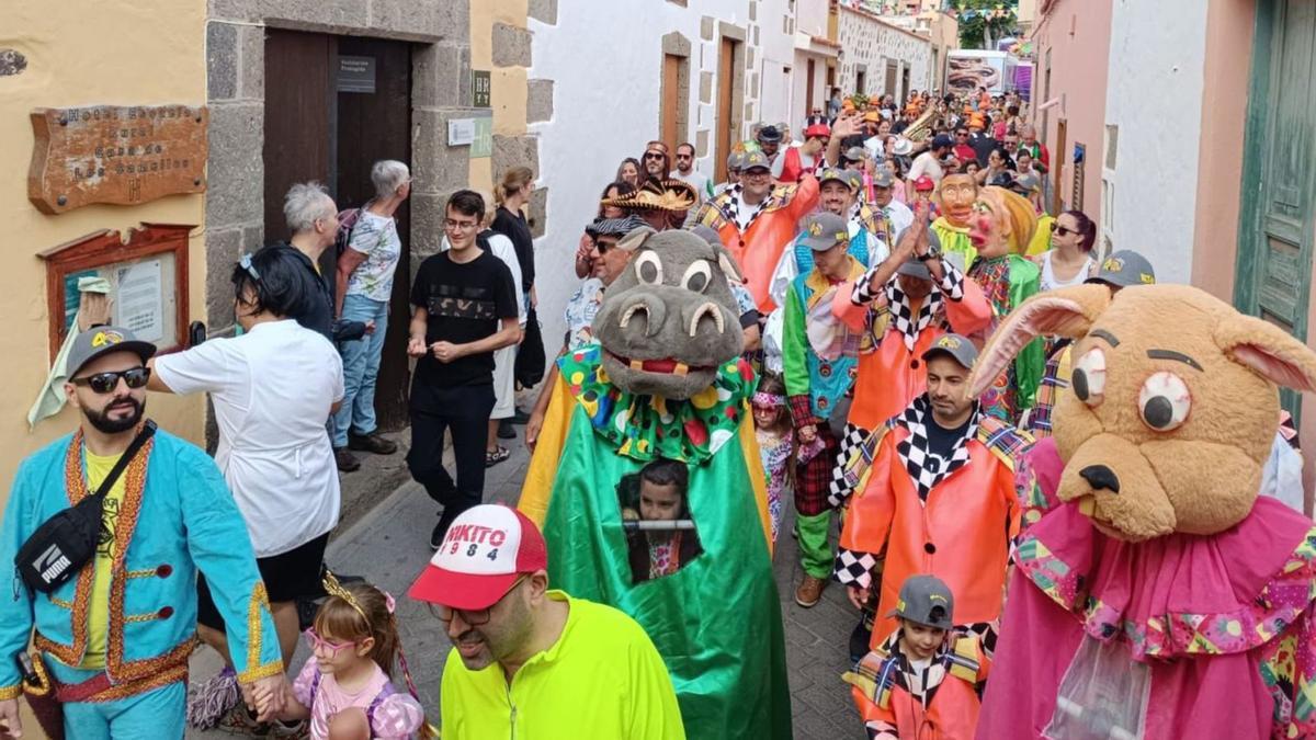 Participantes en el desfile inaugural del carnaval de Agüimes.