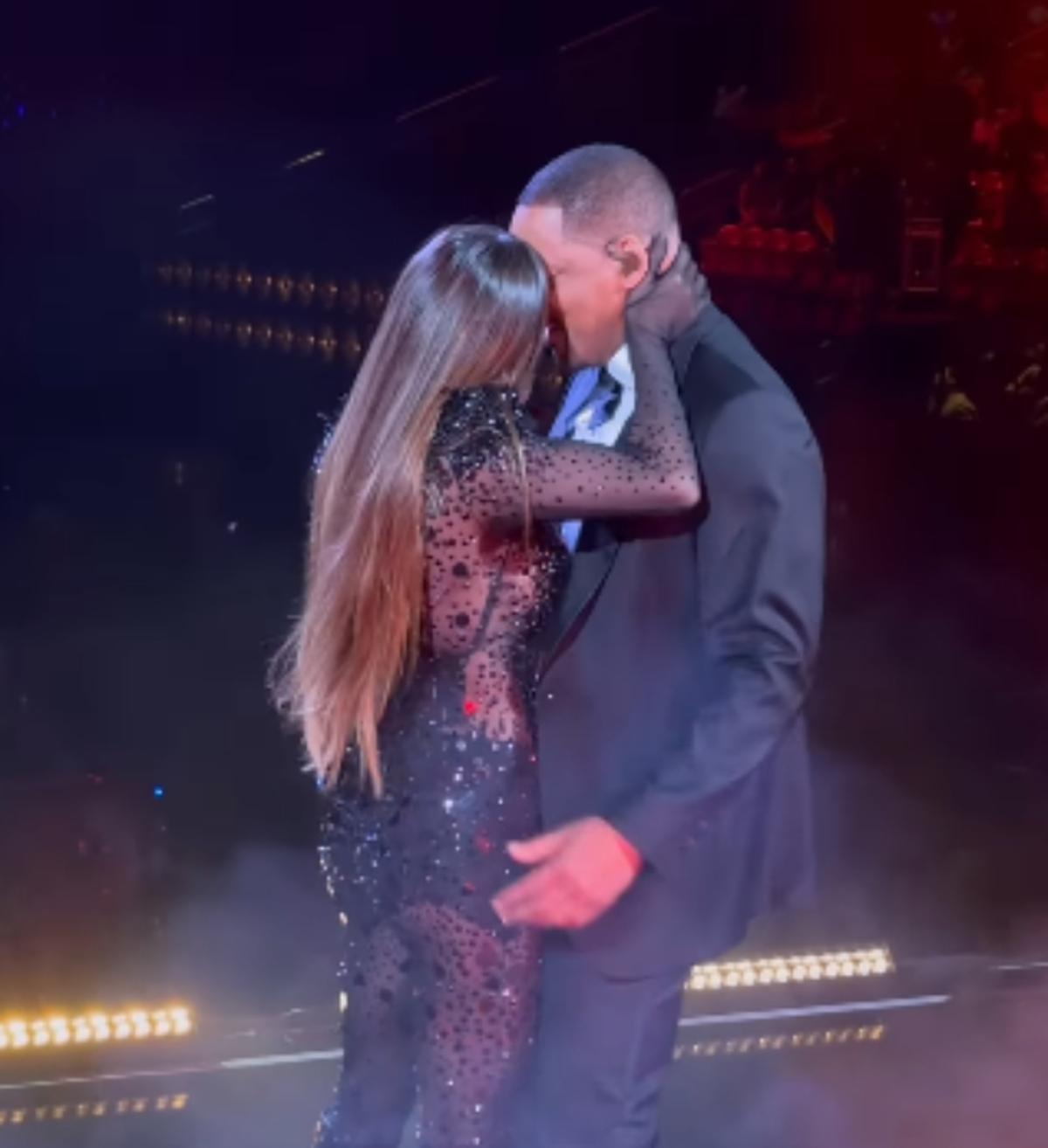 Así fue beso entre India Martínez y Will Smith en su primera canción juntos
