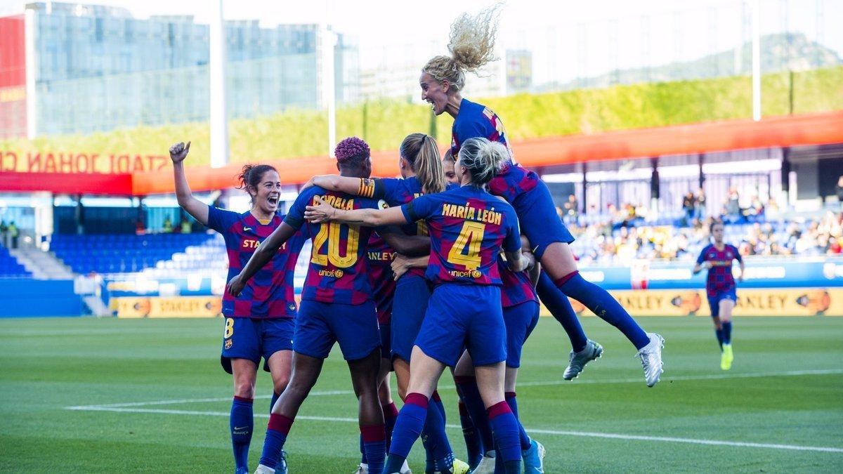 Las jugadoras del Barça femenino celebran uno de los goles al Rayo.