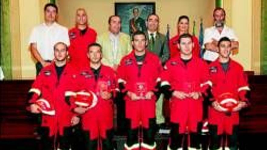 Valentín Cortés felicita a los bomberos premiados