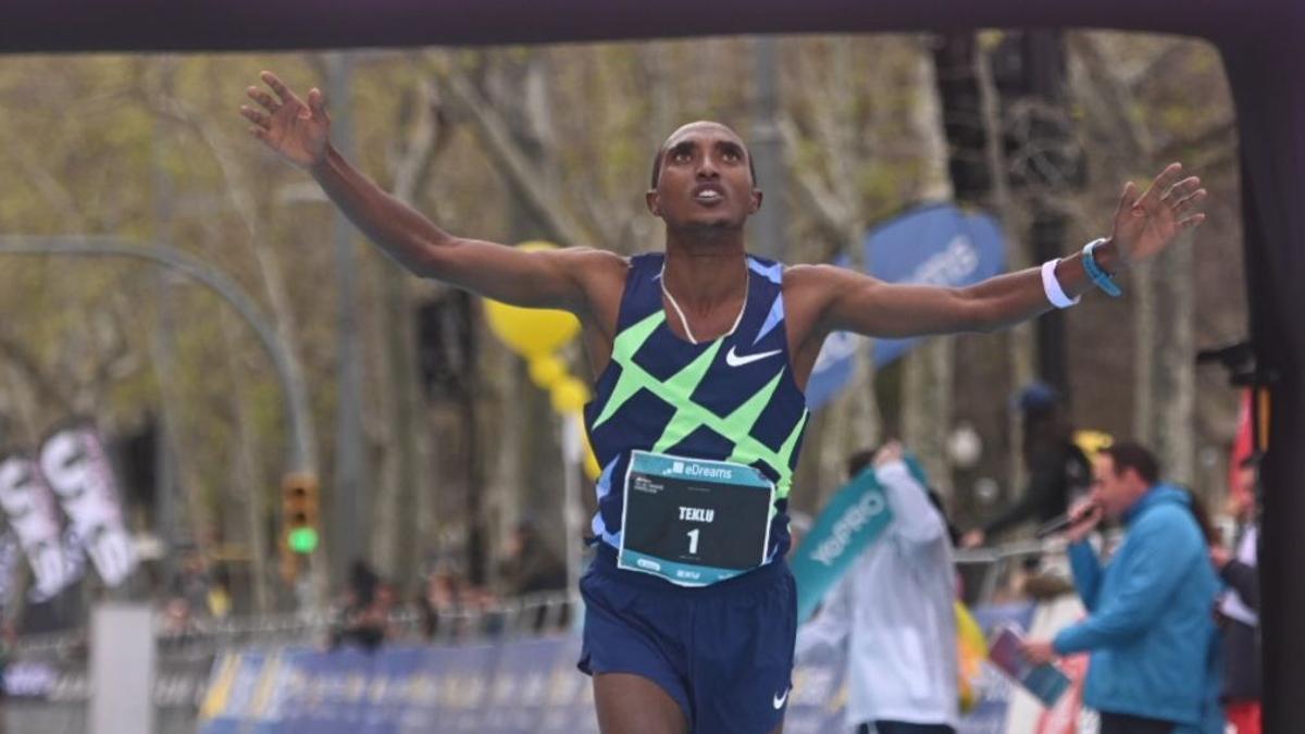 El vencedor, el corredor etíope Haftu Teklu, entrando en la línea de meta de la mitja maraton de Barcelona con un tiempo de 59.06. Fotografía de Jordi Cotrina