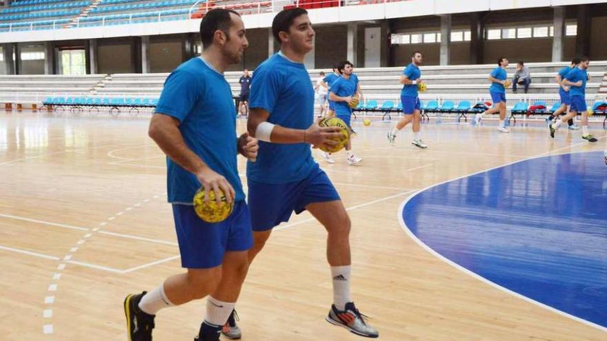 Iván Fernández, junto a Pichel durante un entrenamiento. // G. Santos