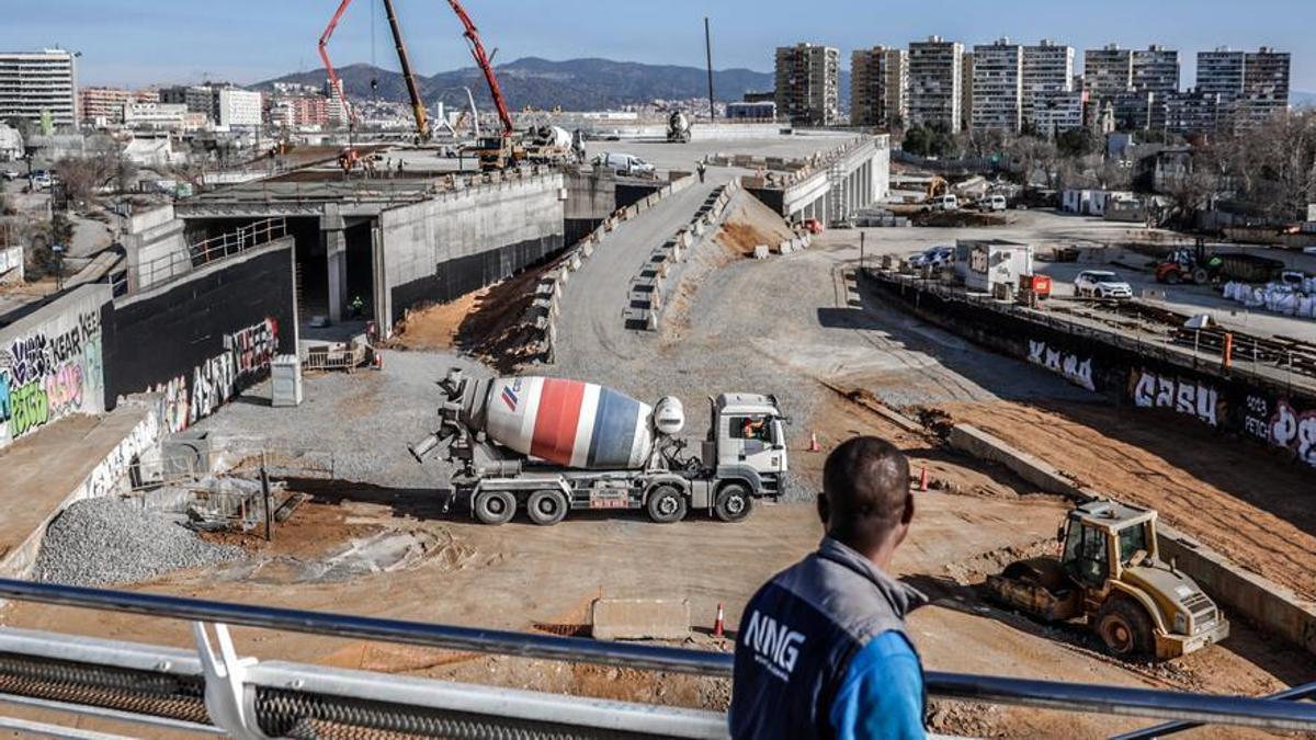 Mamadou, un obrero de la construcción de la nueva estación del AVE a La Sagrera, fente a las obras.