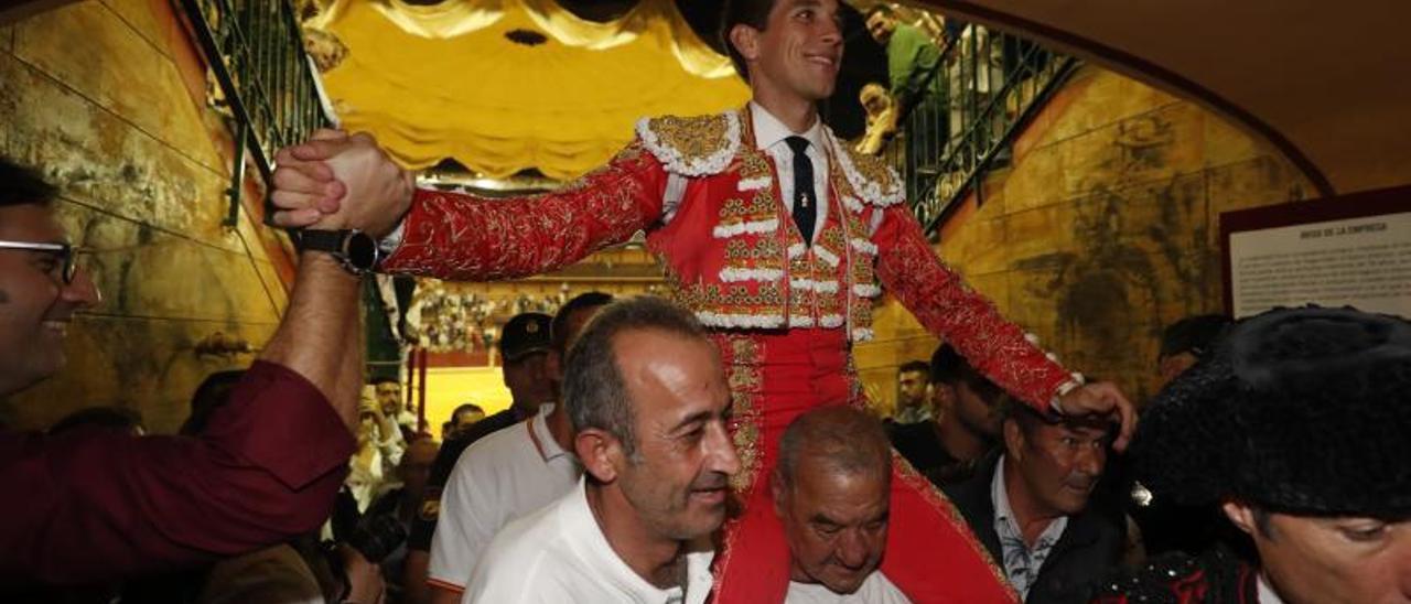 Ginés Marín, autor del toreo más cabal de la feria, abandona el coso de La Misericordia en hombros. | JAVIER CEBOLLADA / EFE