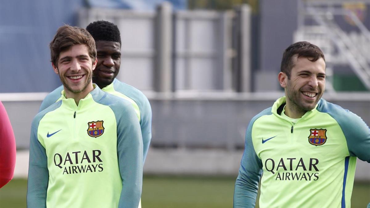 Sergi Roberto, Samuel Umtiti y Jordi Alba durante un entrenamiento del FC Barcelona