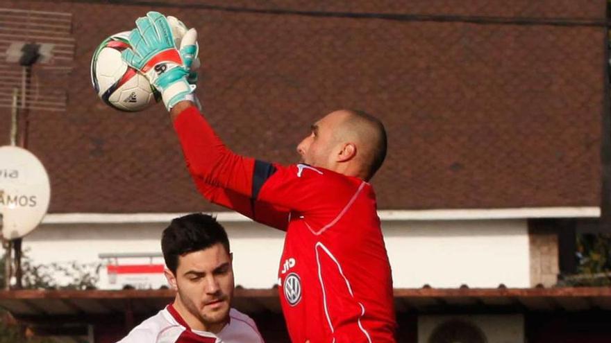 Pablo gana el balón por alto ante la presencia de Yoni.