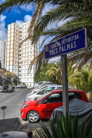 28-04-20  LAS PALMAS DE GRAN CANARIA. BARRIO DE TRES PALMAS. LAS PALMAS DE GRAN CANARIA. Humedades en uno de los Bloque del barrio de Tres Palmas por la rotura de una tubería y que esta afectando a varias viviendas.  Fotos: Juan Castro.  | 28/04/2020 | Fotógrafo: Juan Carlos Castro