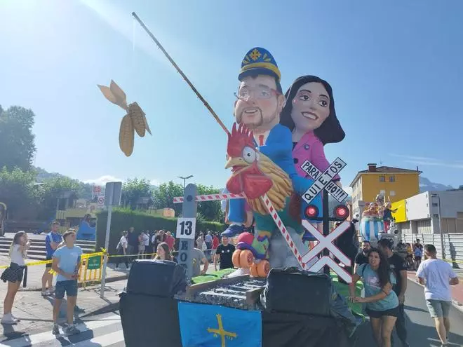 Barbón y Ayuso, unidos por un "ave de caleya": Comienza la gran fiesta del Descenso Folklórico con 7.000 participantes