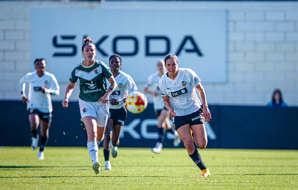Las jugadores corren tras el balón durante el Valencia-Cacereño Femenino de este domingo.