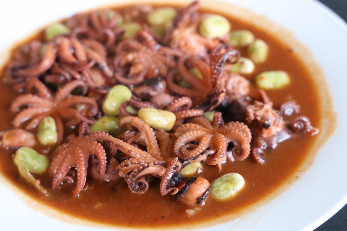 Pulpitos encebollados con americana de vermut artesano Puig Campana y habitas baby.
