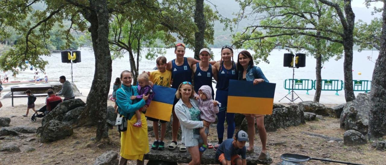 Familia ucraniana apoyando al equipo femenino de Ucrania  en  la regata del Lago de Sanabria . | Cedida