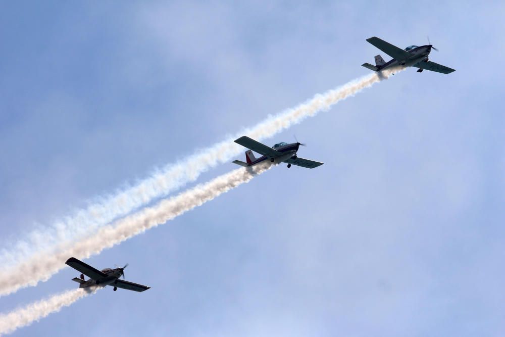 Cazas turcos, el F18 del Ejército del Aire, Vampir, Bucker, las unidades del Aeroclub de Málaga, la Patrulla Plus Ultra, el helicóptero del Cuerpo Nacional de Policía, una unidad de Jorge Macías, los Canadair o la Patrulla Aspa vuelan este domingo