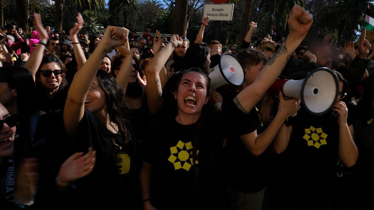 Manifestación en defensa de La Casa Invisible por las calles de Málaga.