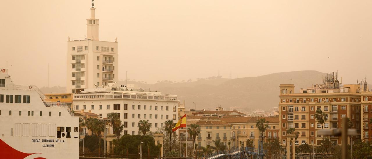 La calima vuelve a cubrir los cielos de Málaga, aunque no será tan intensa como hace unas semanas.