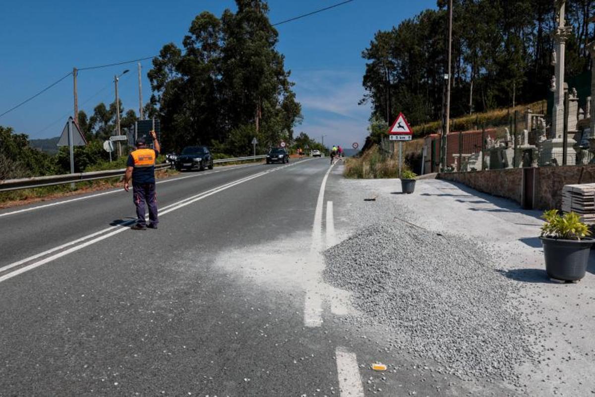 Un voluntario de Protección Civil regula el tráfico.