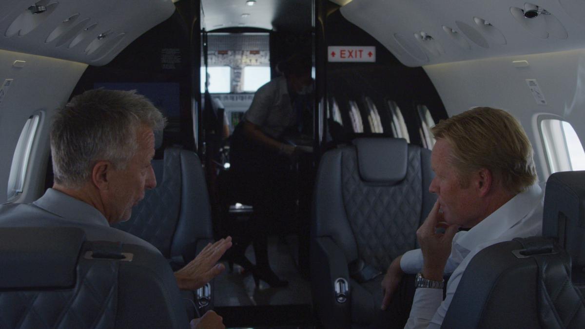 Rob Jansen, el agente de Koeman, charla con él en el avión privado antes de firmar por el Barça.