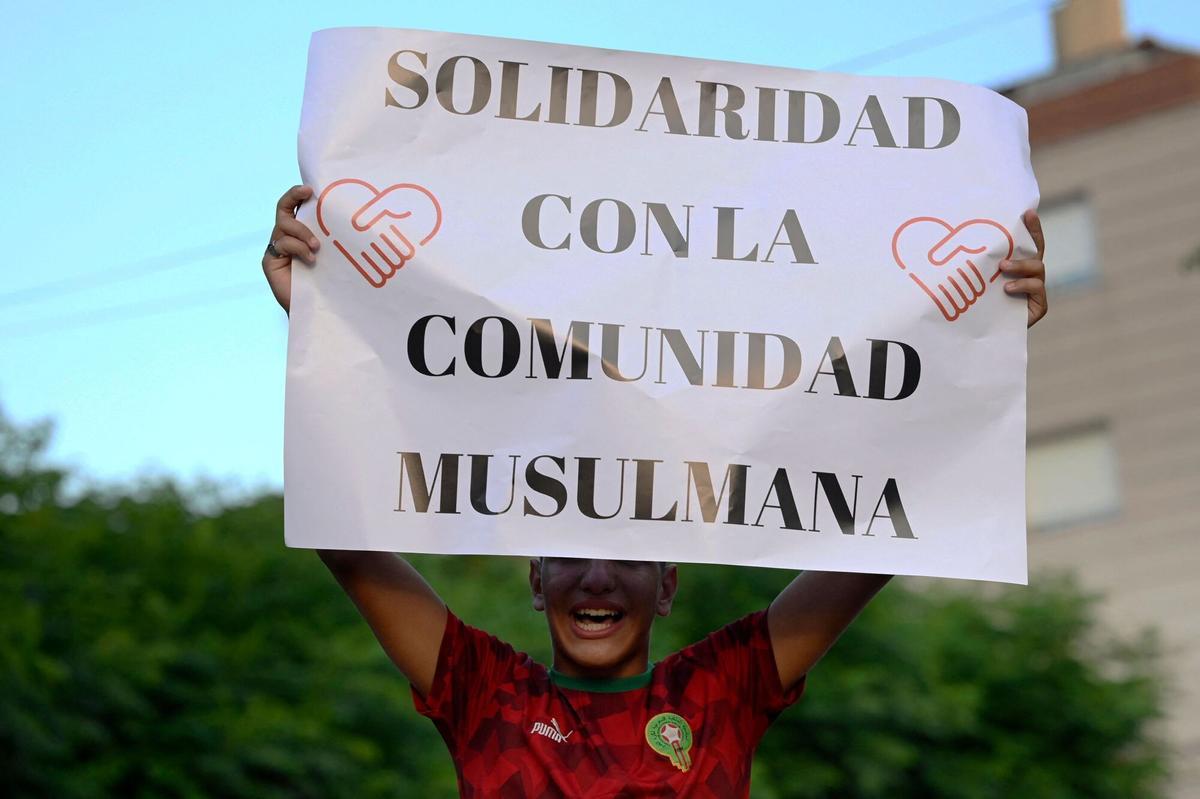 Unas 500 personas participan en una manifestación para condenar el incendio que calcinó el centro islámico del municipio