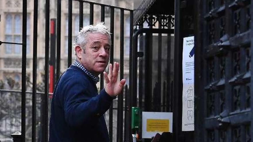 Bercow saluda a las cámaras a su llegada ayer a los Comunes. // Efe