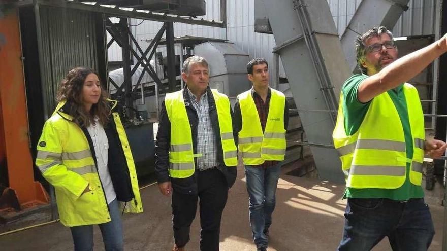 Manuel Cuiña y Ricardo González, en el centro, durante su visita a la planta de biomasa en As Pontes.