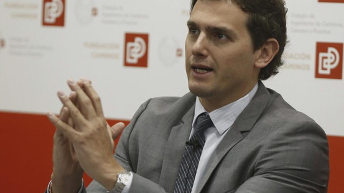 El presidente de Ciudadanos, Albert Rivera, durante la conferencia de prensa que ha ofrecido hoy en el Colegio de Ingenieros de Caminos, Canales y Puertos de Madrid