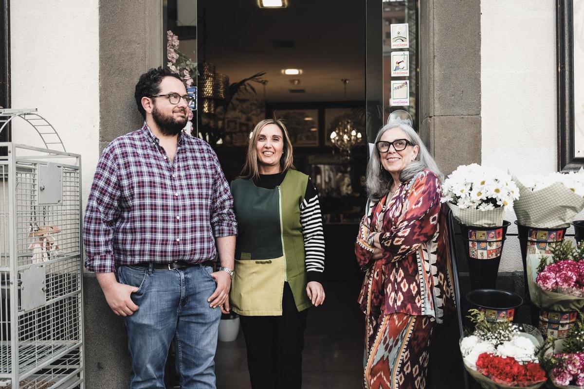 Kiti con su hijo Alberto y Yolanda, la dependienta del negocio.