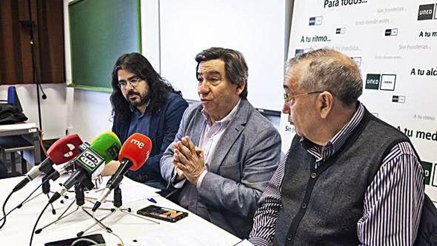 Desde la izquierda, Rubén Sánchez, Juan Andrés Blanco y Carlos Pedrero, en la lectura del premio.