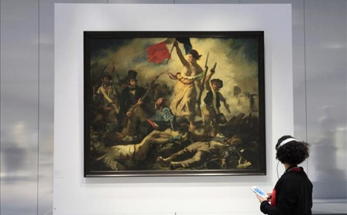 Una dona observa ’La llibertat guiant el poble’, al Museu del Louvre de Lens. Una dona observa ’La llibertat guiant el poble’, al Museu del Louvre de Lens.