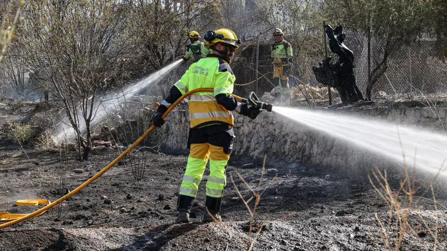 Controlado el incendio junto al parque del Romeral en Alcoy