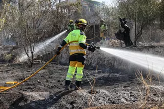 Controlado el incendio junto al parque del Romeral en Alcoy