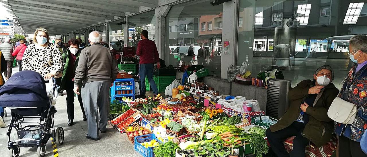 Uno de los puestos del mercado de los martes en la Pola, bajo uno de los aleros de la plaza. | P. T.