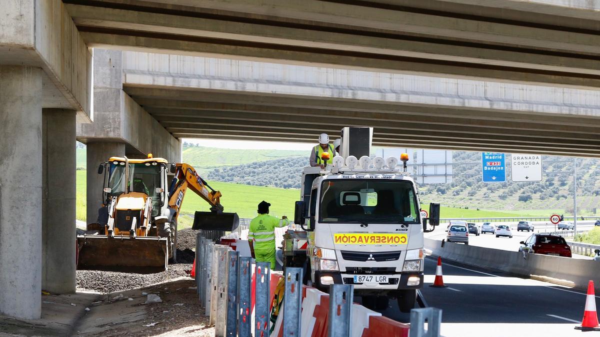 Operarios señalizan el tramo afectado por el inicio de las obras en la autovía A 4 a su paso por Córdoba.