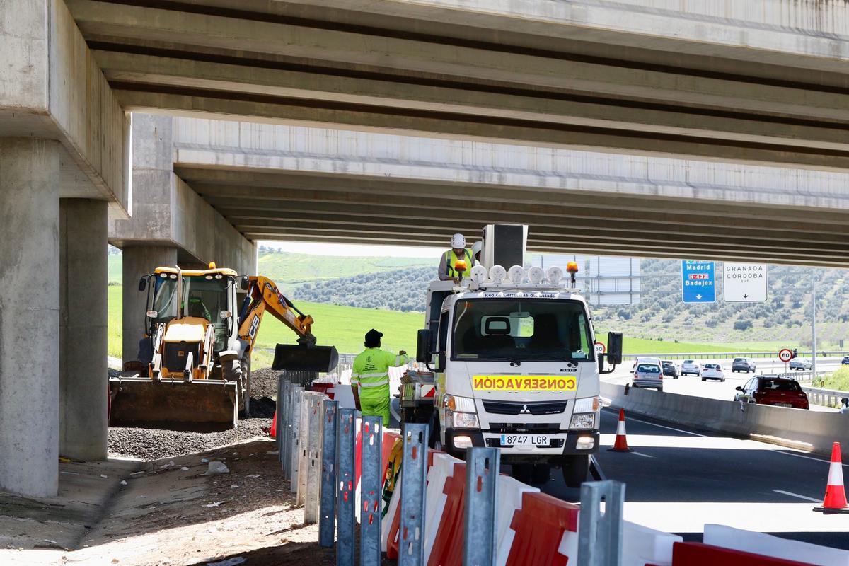 Operarios señalizan el tramo afectado por el inicio de las obras en la autovía A 4 a su paso por Córdoba.