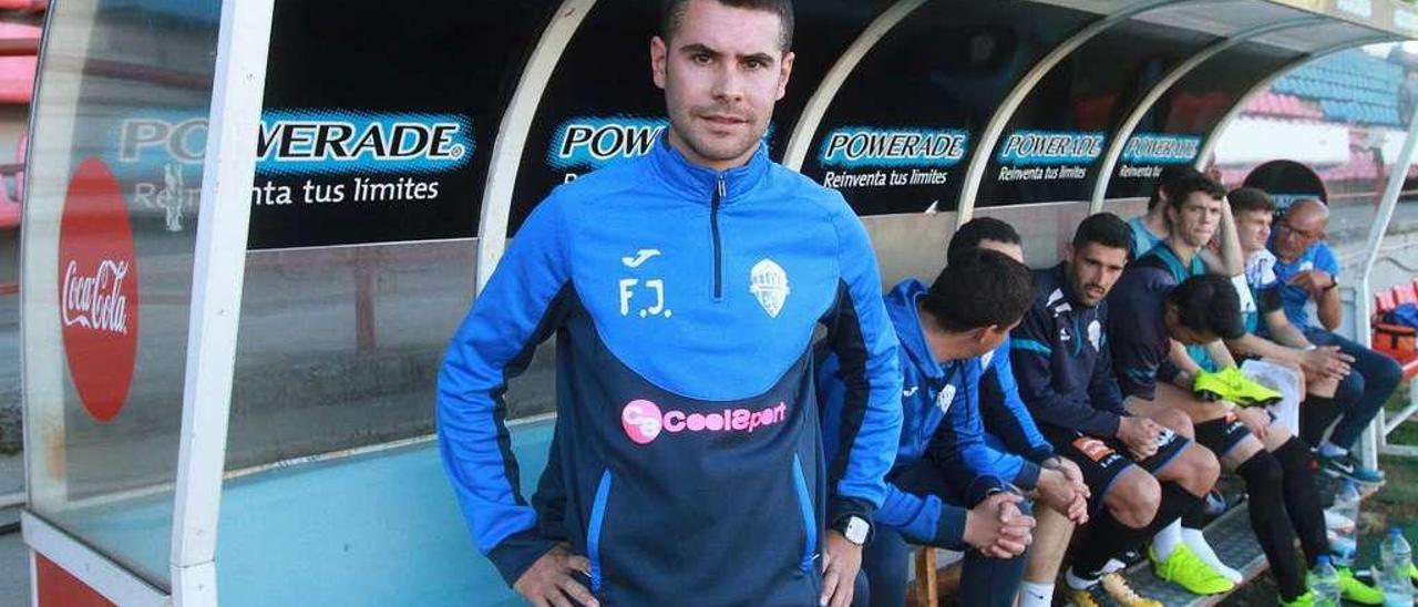 Fran Justo, en el banquillo del Ourense CF, antes de un partido en el campo de O Couto. // Iñaki Osorio