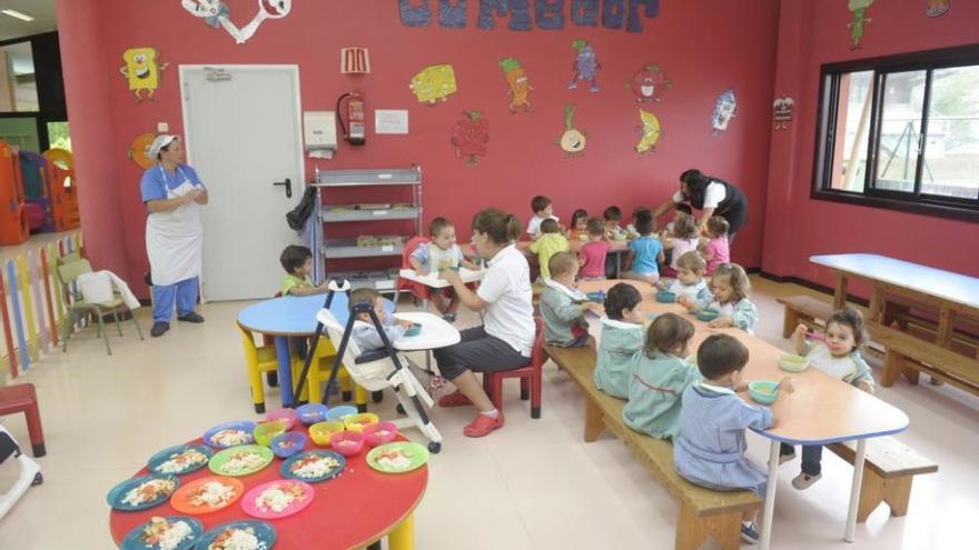 Niños en el comedor de la guardería de Arteixo. Víctor Echave