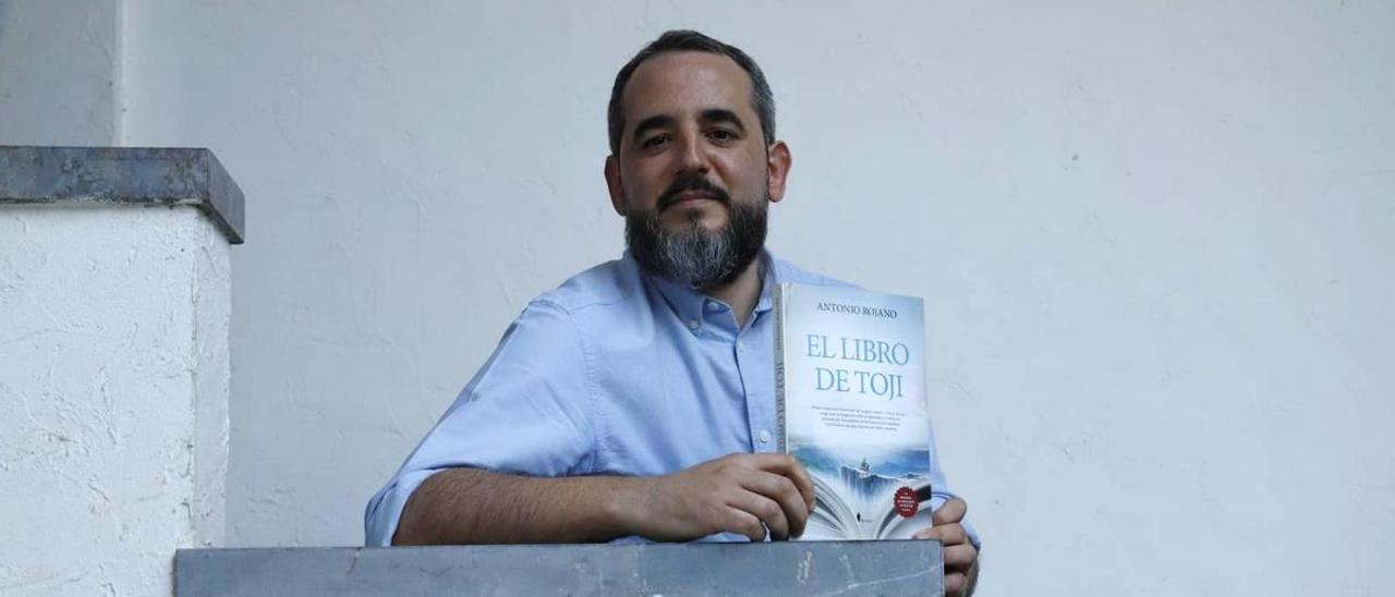 Antonio Rojano posa con su novela minutos antes de su presentación.