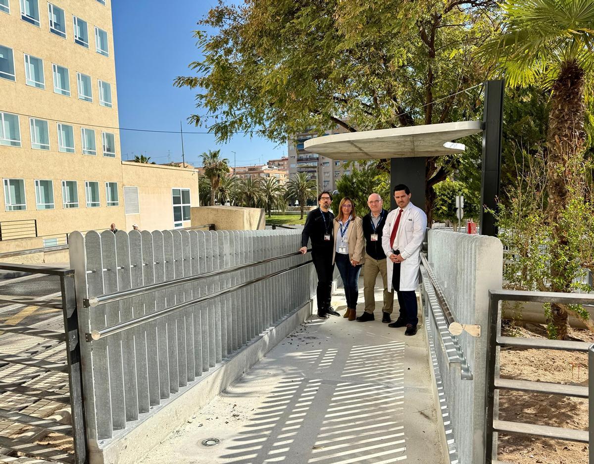 Directivos del Hospital de Alicante bajo la marquesina de la nueva rampa