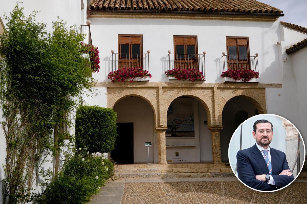 En la imagen, uno de los patios de la sede de Casa Árabe en Córdoba y el director general de la institución, Miguel Moro Aguilar.