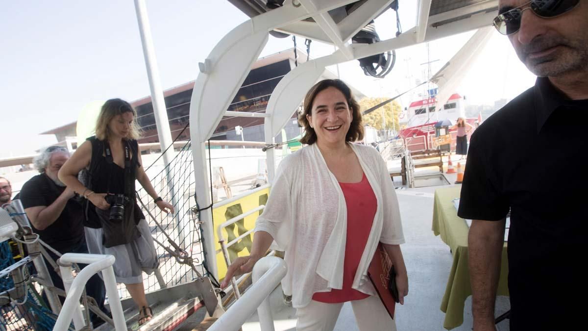 Ada Colau visita el barco Rainbow Warrior de Greenpeace.