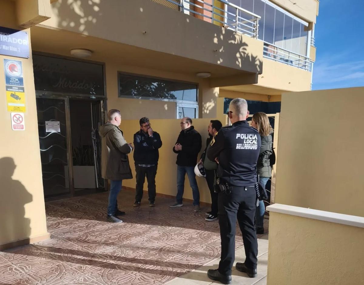 El alcalde, con técnicos y Policía Local en una visita a la zona.