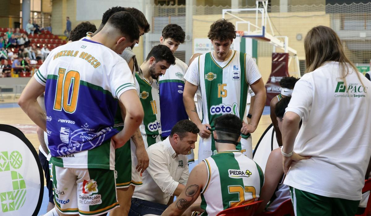 Alfredo Gálvez, técnico del Coto Córdoba, da instrucciones.