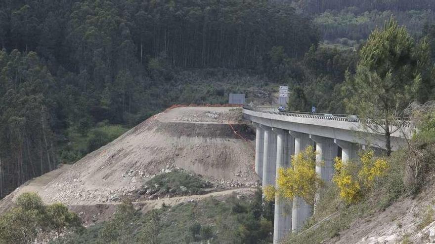 Pirámide de tierra acumulada bajo el viaducto da Mó, en Meira, que se va a desdoblar por la izquierda, por el lado de la ría. // Santos Álvarez