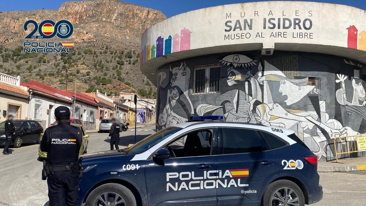 Imagen de archivo de un coche policial en el barrio de San Isidro en Orihuela, donde ocurrieron los hechos.