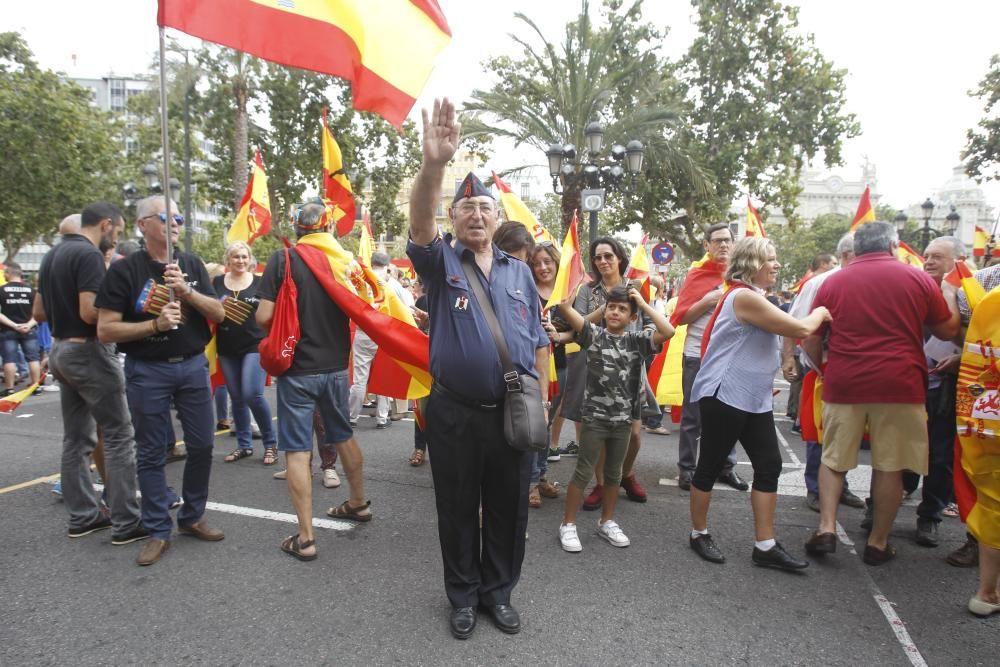 Caravana de vehículos con banderas españolas en València