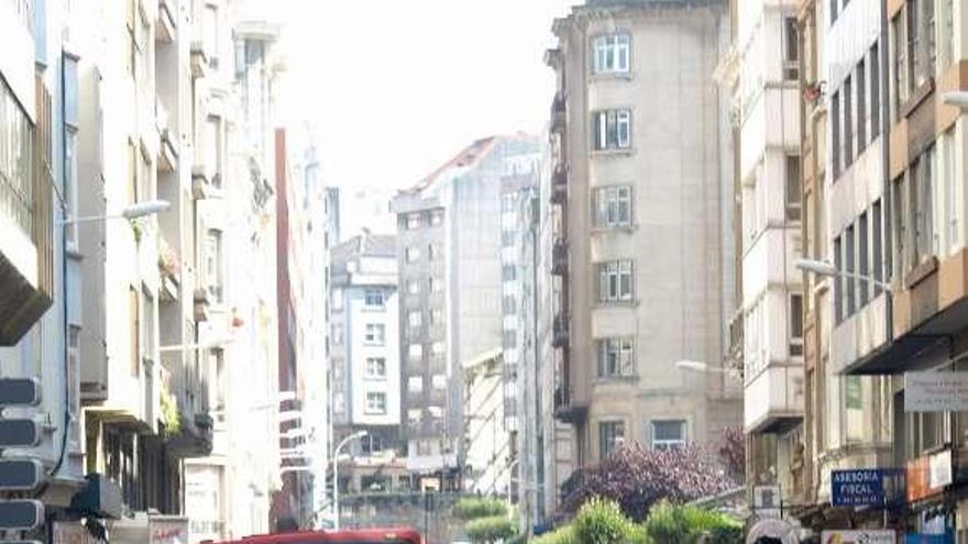 Carril bus en la calle Federico Tapia. / daniel yonte