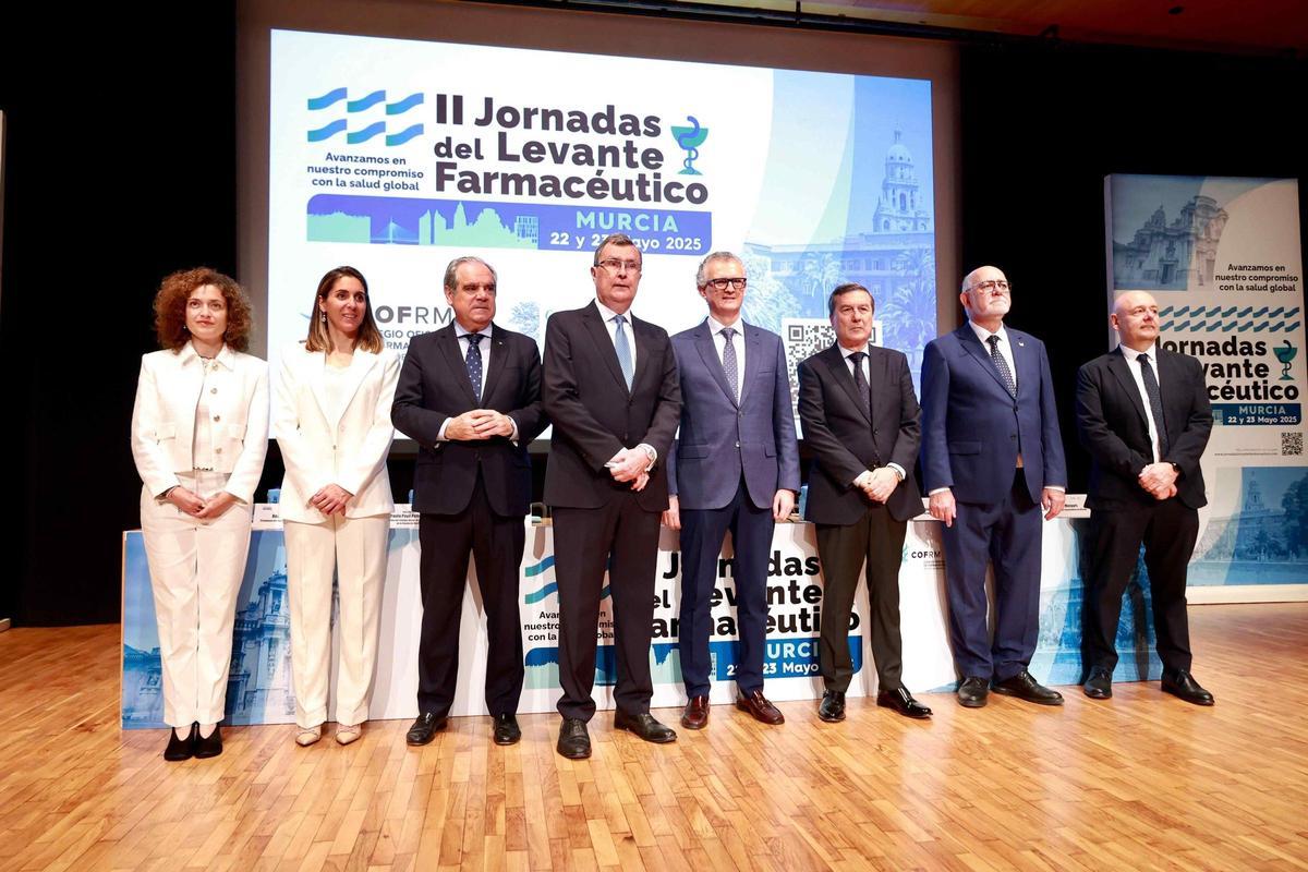 Inauguración de las II Jornadas del Levante Farmacéutico, con Andrés García, presidente del Colegio Oficial de Alicante, a la derecha