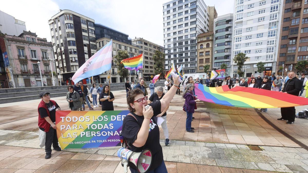 Una protesta en el paseo del Muro por el día contra la LGTBIfobia.