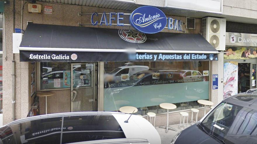 El Café Bar Antonio, despacho que repartió anoche la suerte del sorteo de Euromillones en Vigo. // FdV