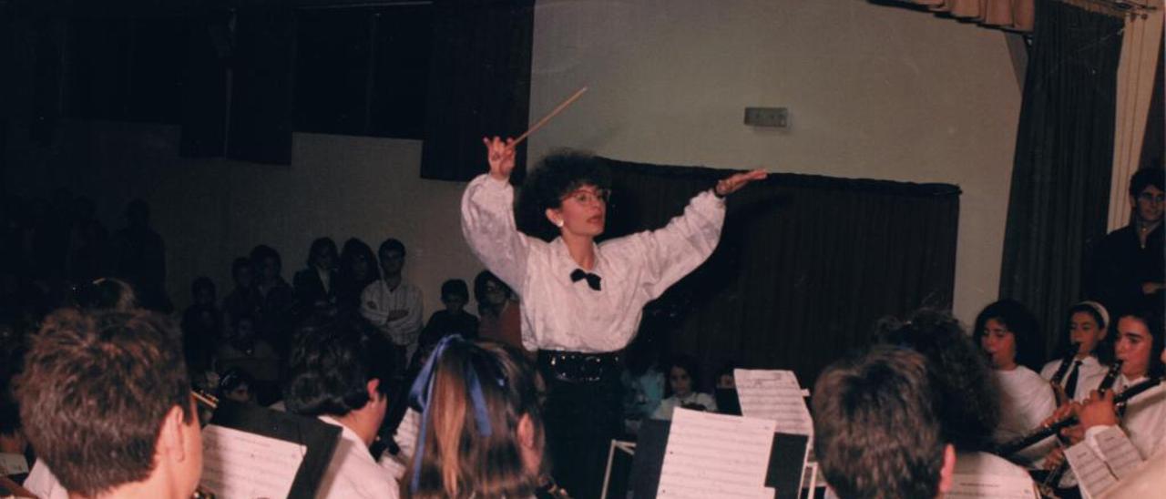 La primera directora de la banda de la provincia. Después de trabajar en la escuela de educandos de la Banda de Benferri, Carmen Alfonso fue la primera mujer en dirigir una banda de música en Alicante.